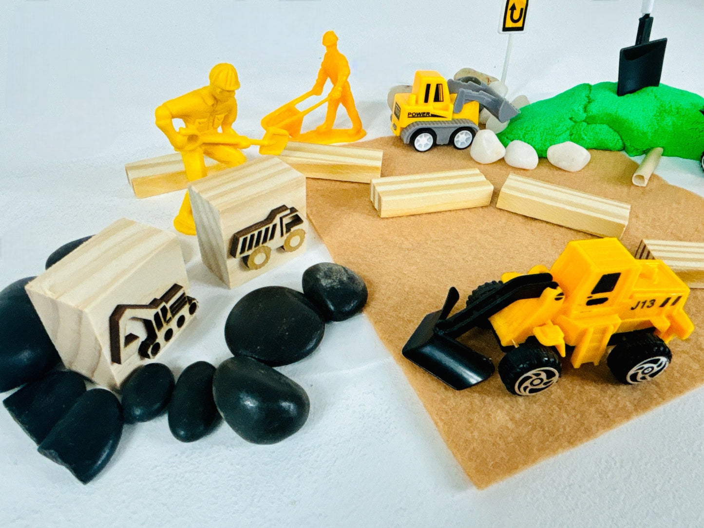 Construction Sensory Kit, Builder Play Dough Busy Box, Fine Motor Skills Development Activities Bin, Gift for Boys, Kinetic Sand Kit